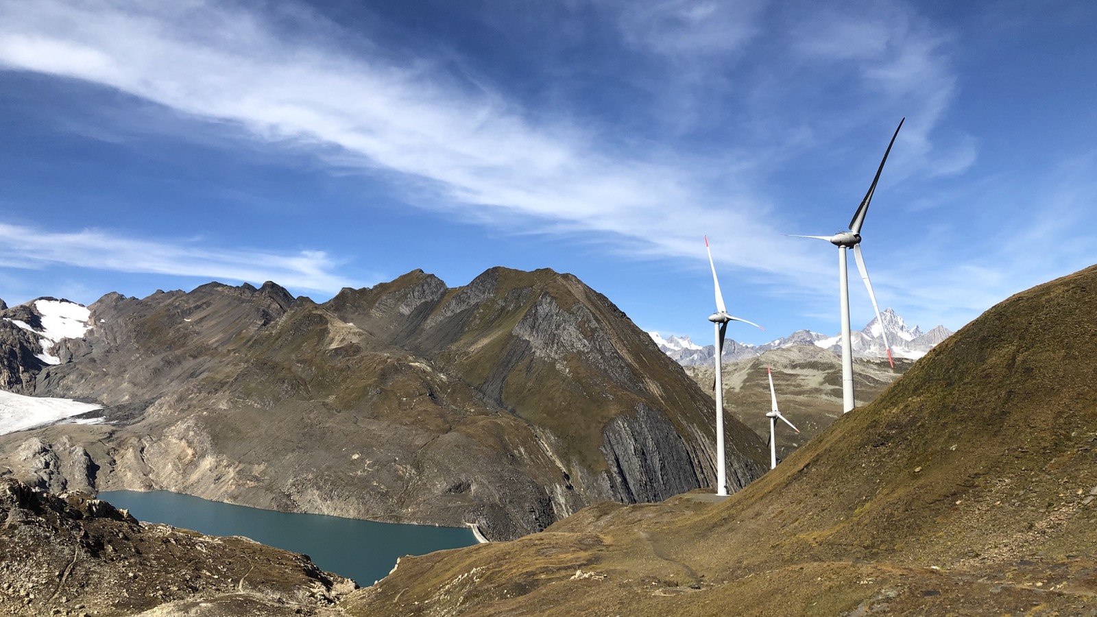 Parc éolien et barrage de Gries dans les Alpes suisses