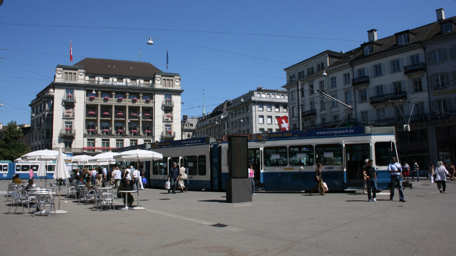 Tram et passants sur la Paradeplatz à Zurich