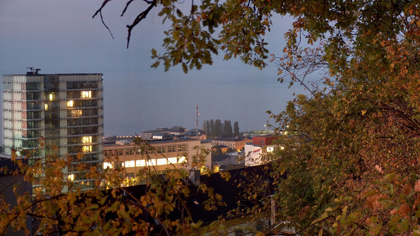 Bâtiment de l’Office fédéral de la statistique à Neuchâtel à la tombée du jour