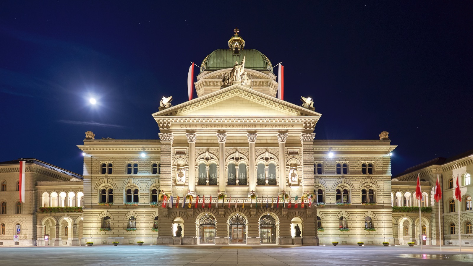 Place fédérale pavoisée devant le Palais fédéral à Berne