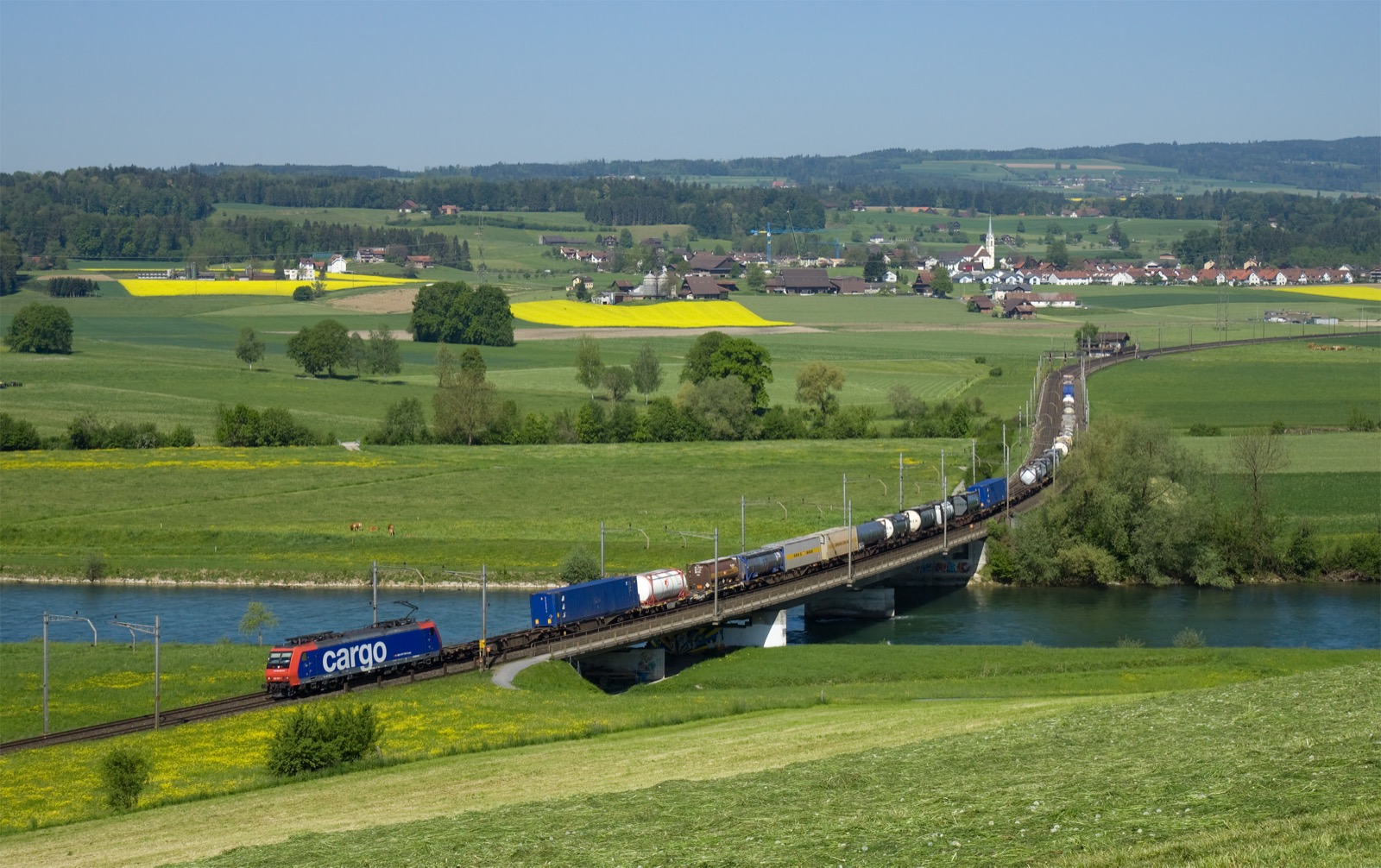 Train de marchandises SBB Cargo transportant des conteneurs près d’Oberrüti, en Argovie