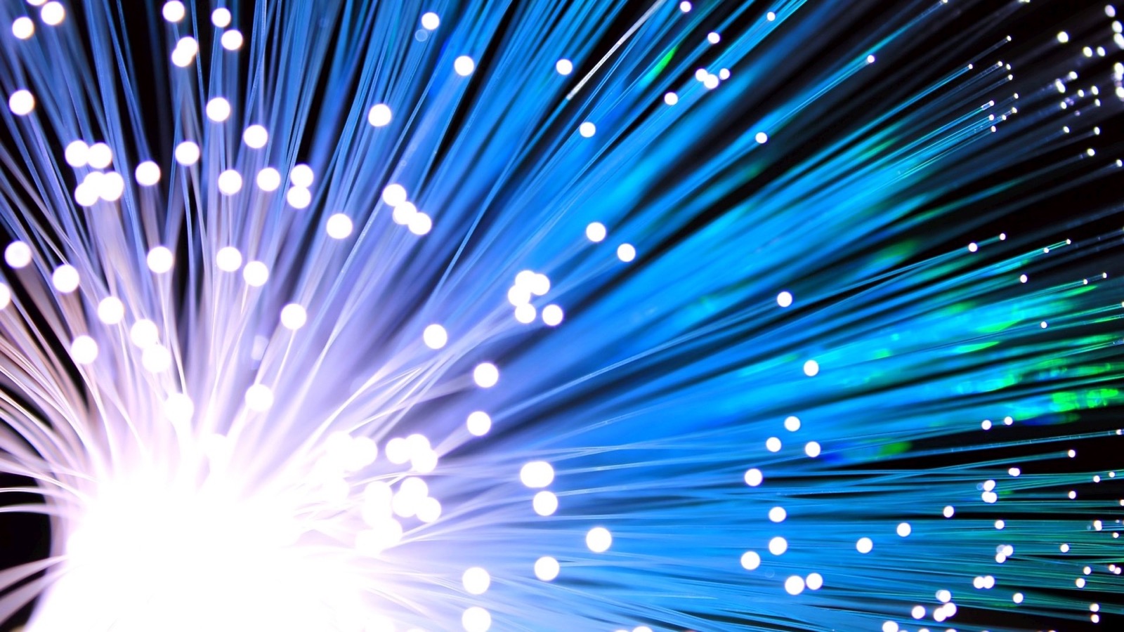 Câble de fibre optique parcouru par un faisceau lumineux