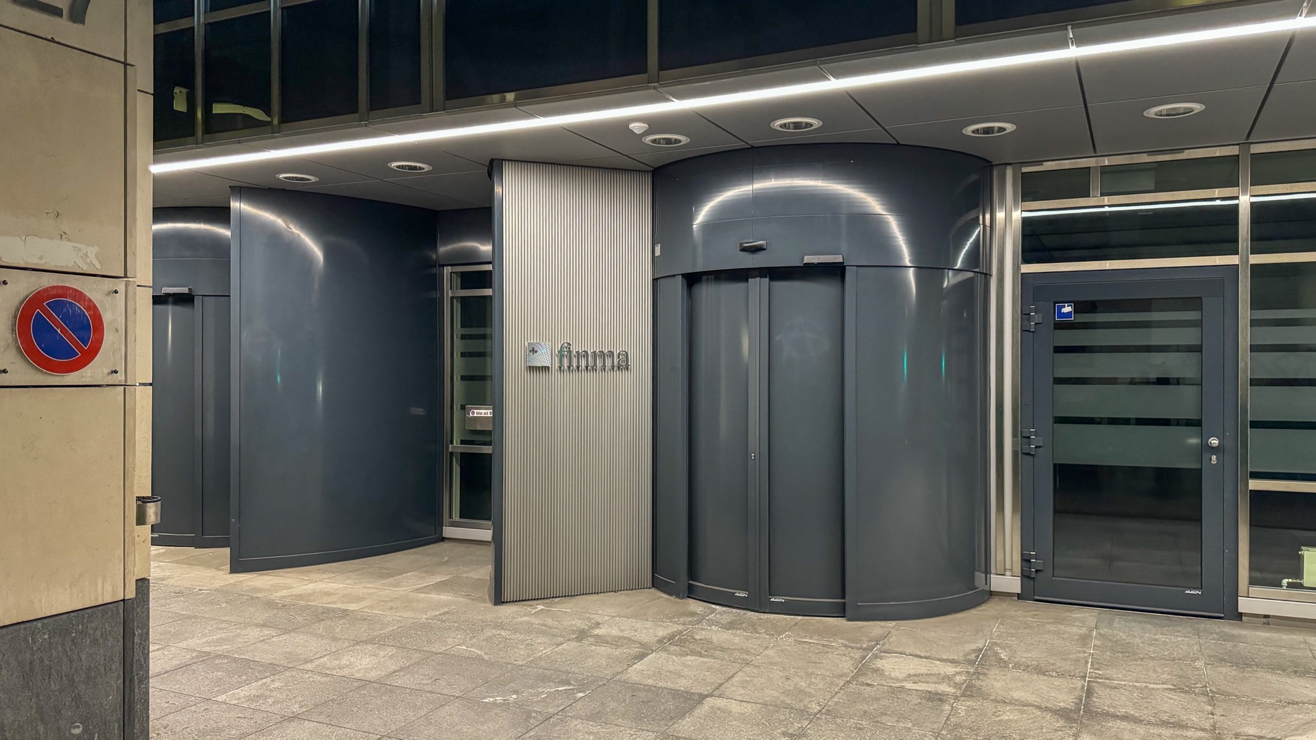 Entrée du bâtiment de la FINMA à la Laupenstrasse 27 à Berne, photographiée de nuit