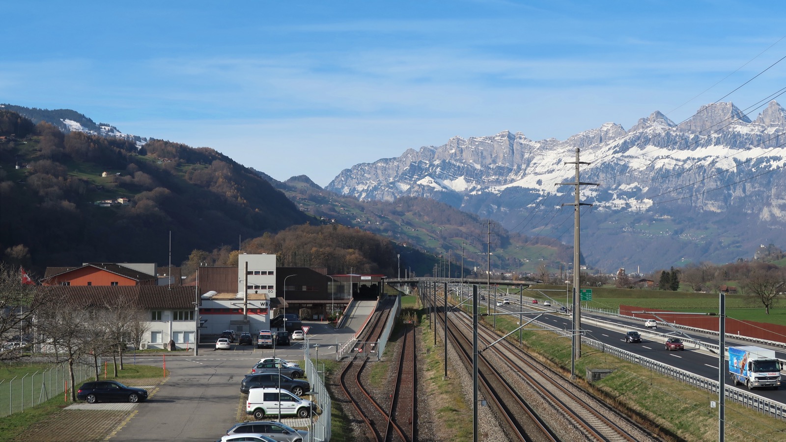 Véhicules de l’Armée suisse dans le Seeztal