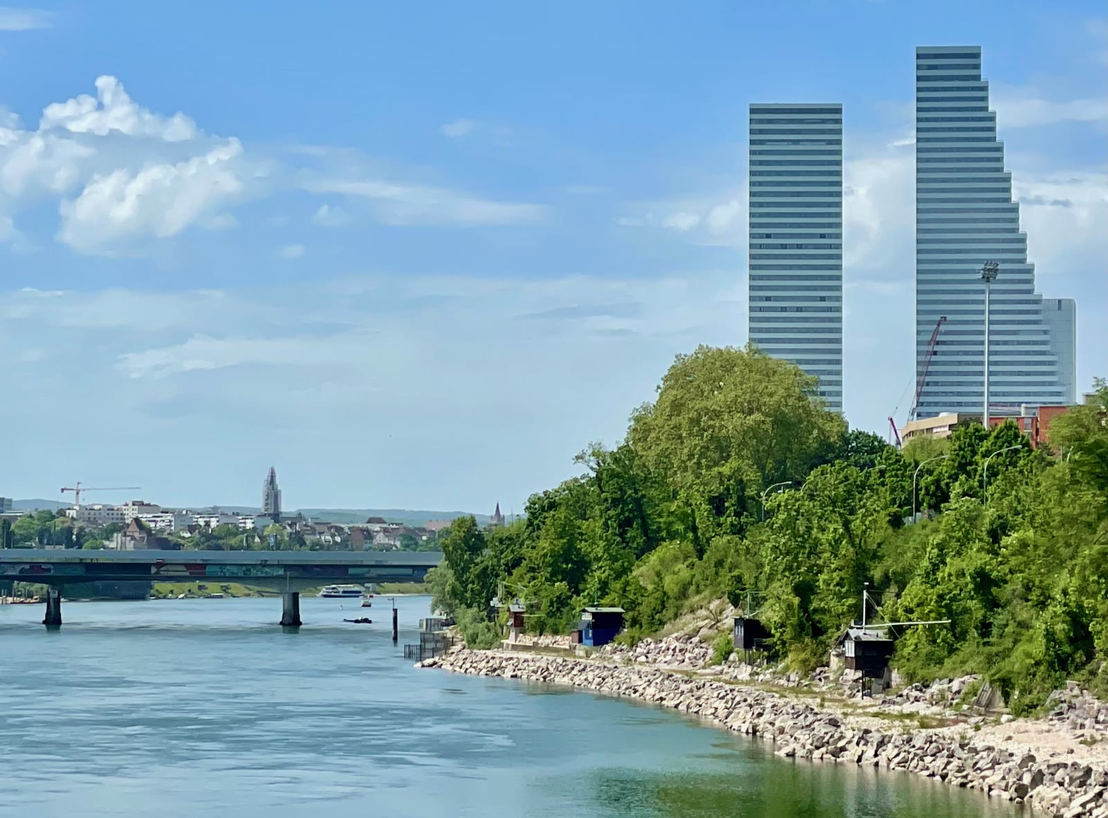 Tours Roche à Bâle vues depuis la rive opposée du Rhin
