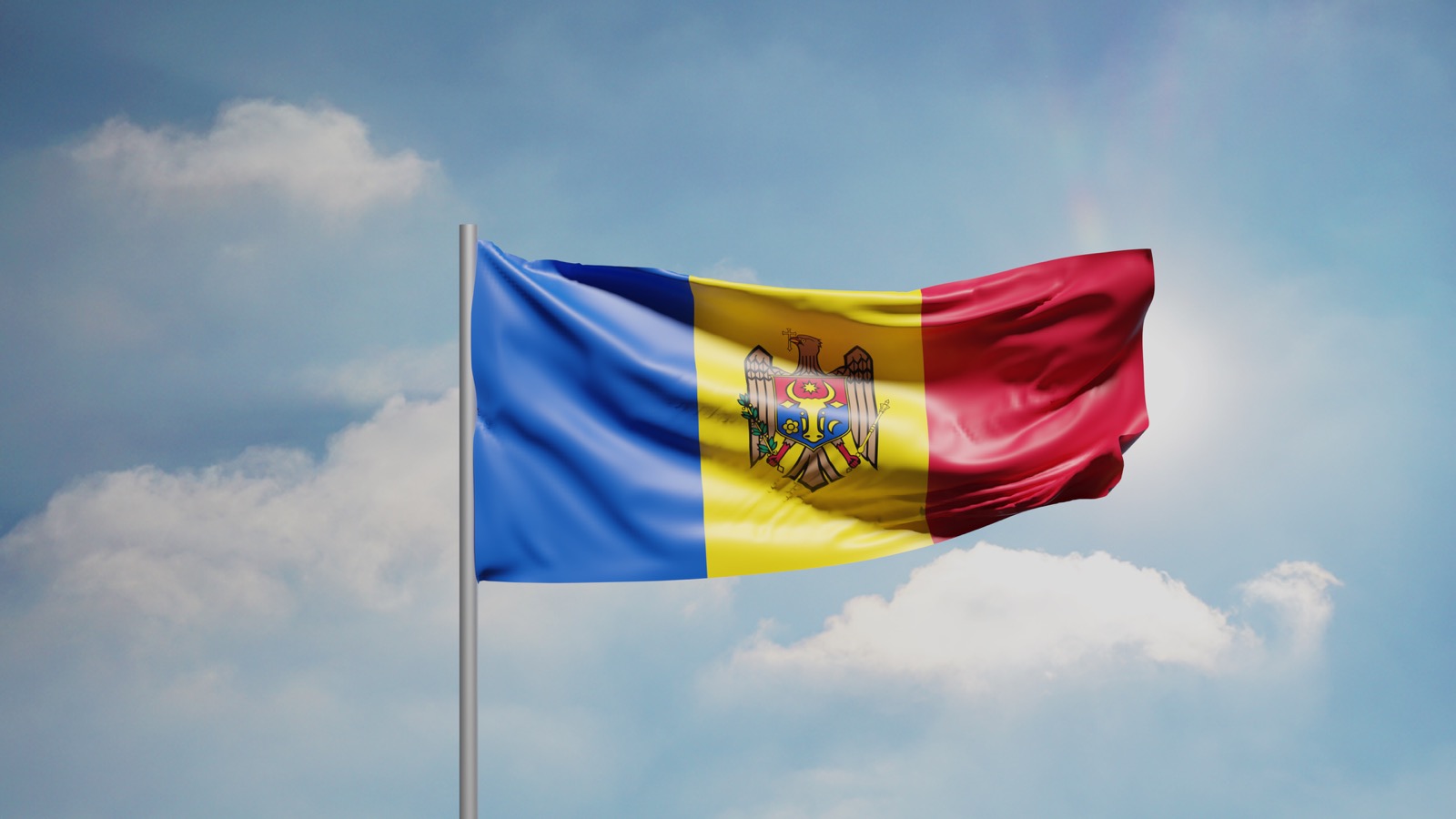 Drapeau de la République de Moldova flottant sur fond de ciel
