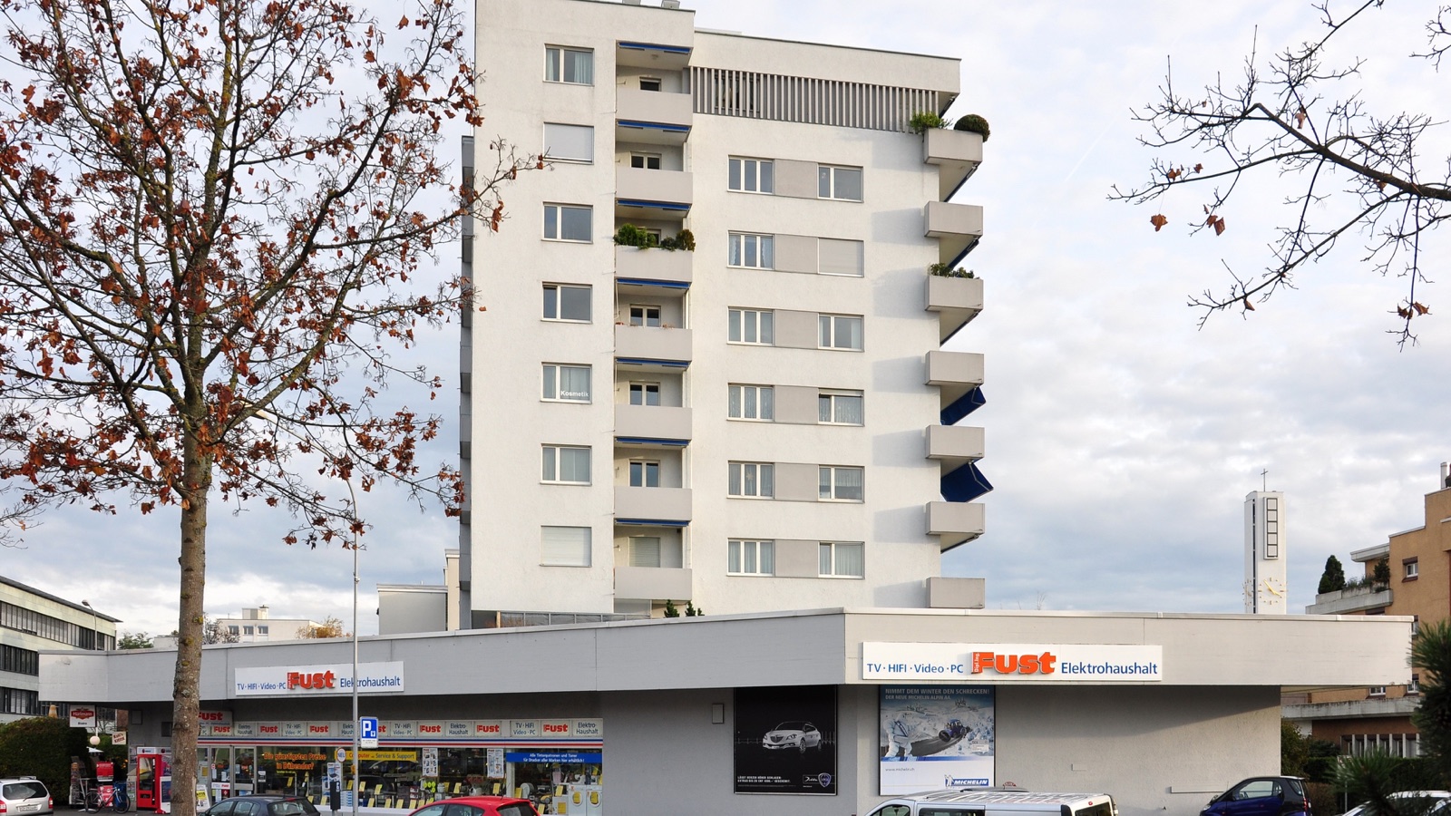 Immeuble d’habitation au-dessus de commerces sur la Zürichstrasse à Dübendorf