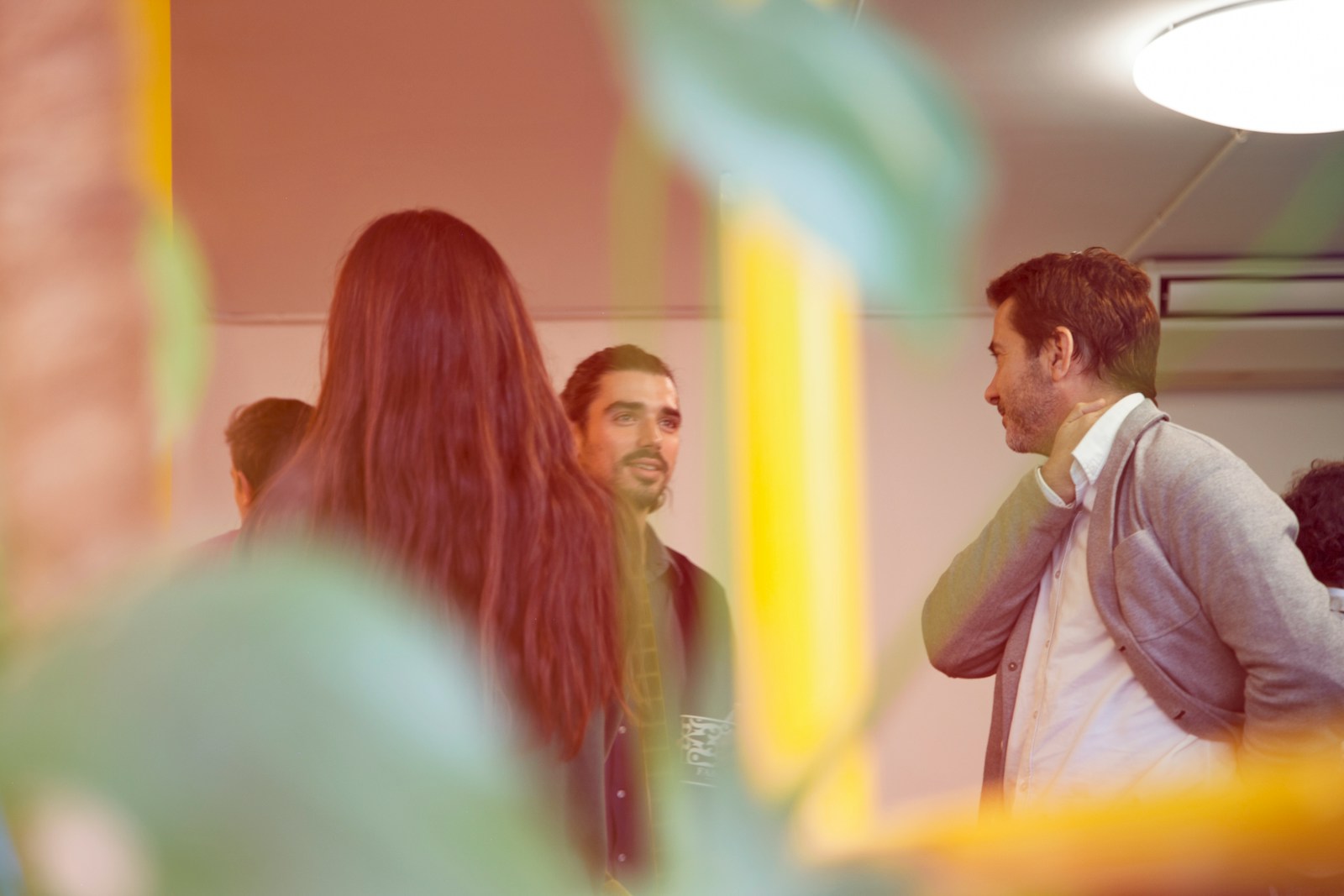 Entrepreneurs réunis autour d’une table lors d’une rencontre